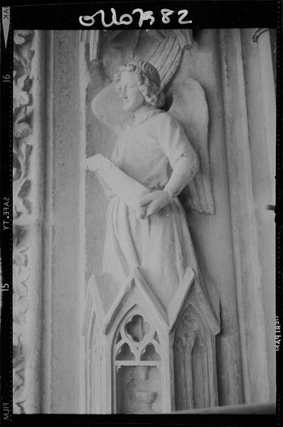 Façade ouest, portail sud : statue d'ange