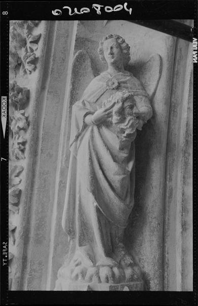 Façade ouest, portail sud : statue d'ange