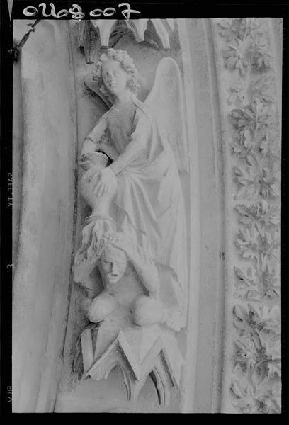 Façade ouest, portail sud : statue d'anges