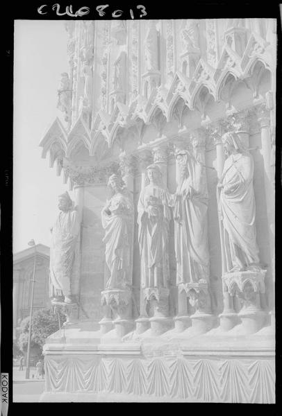 Portail central ouest : ébrasement gauche, statues