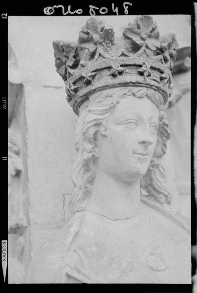 Portail central ouest : statue au trumeau Vierge à l'enfant