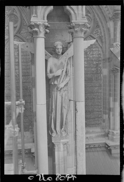 Façade sud : statue d'ange sous pinacle