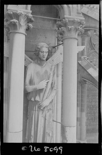 Façade sud : statue d'ange sous pinacle