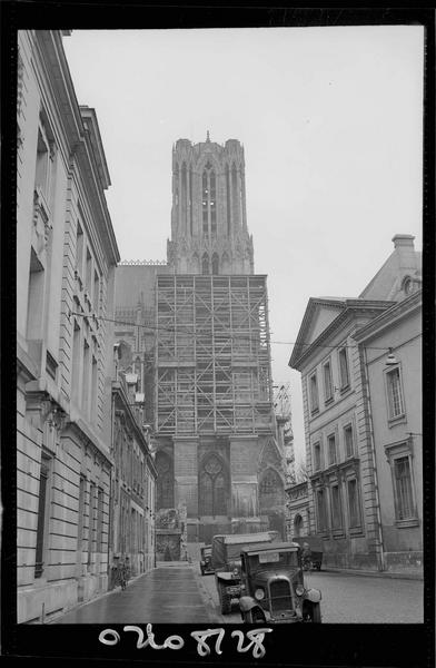 Tour nord en cours de restauration, échafaudages