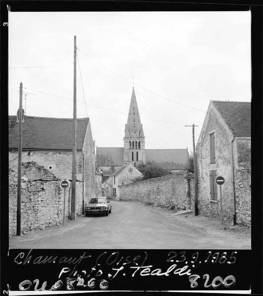 Clocher depuis une rue du village