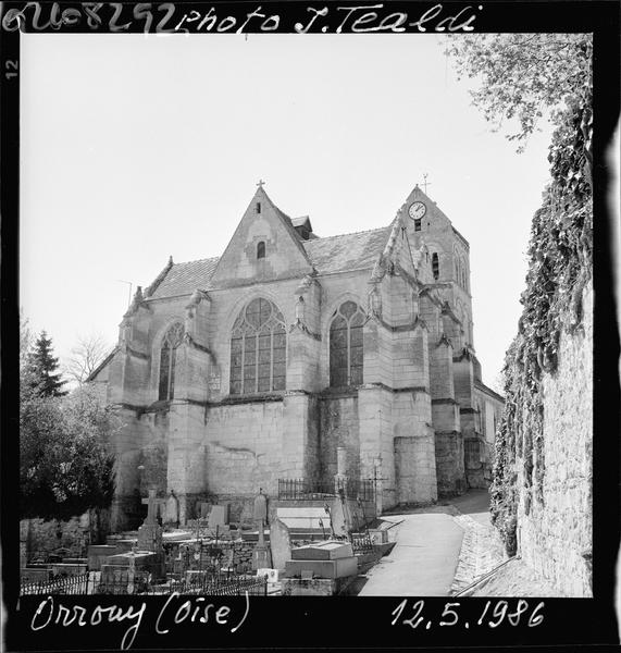 Abside, cimetière au premier plan