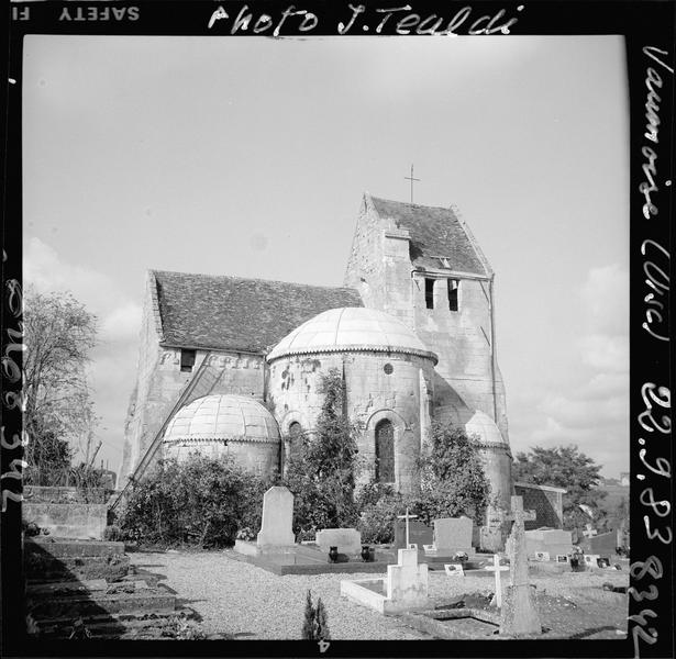 Ensemble est et clocher, cimetière au premier plan