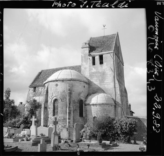 Ensemble est et clocher, cimetière au premier plan