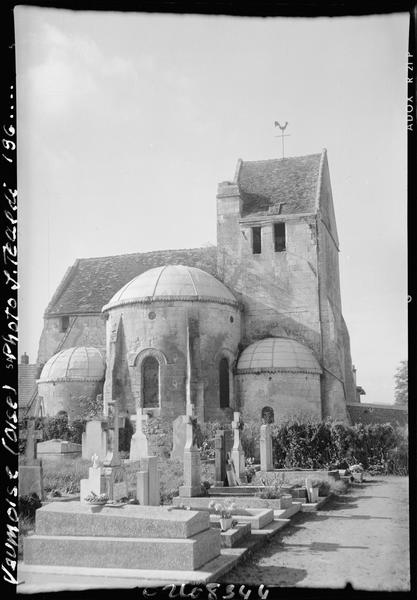 Ensemble est et clocher, cimetière au premier plan