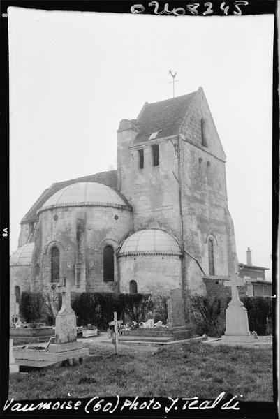 Ensemble est et clocher, cimetière au premier plan