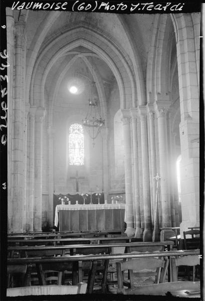 Intérieur : la nef vers le choeur