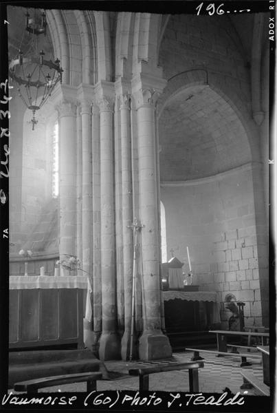 Intérieur : une chapelle et un pilier