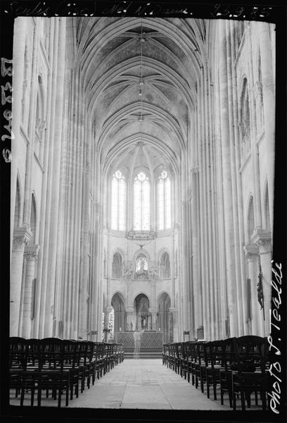 Intérieur : la nef vers le choeur