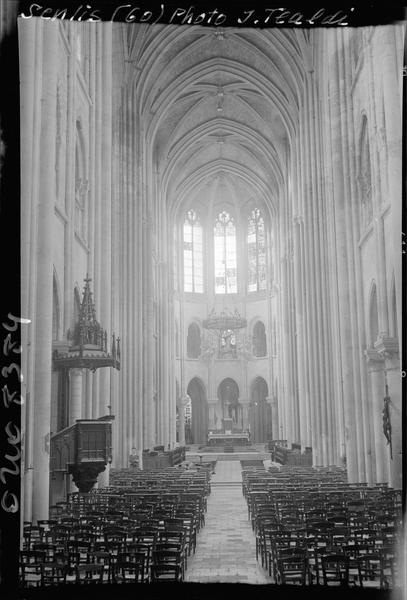 Intérieur : la nef vers le choeur