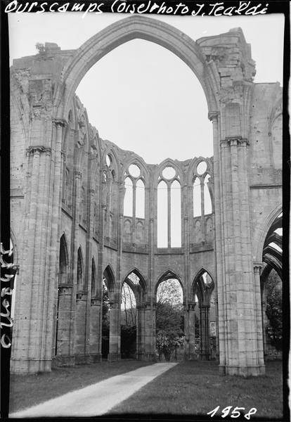 Eglise abbatiale : nef en ruines