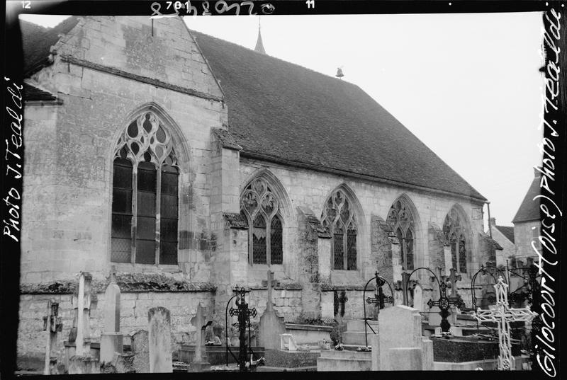 Façade nord, cimetière au premier plan