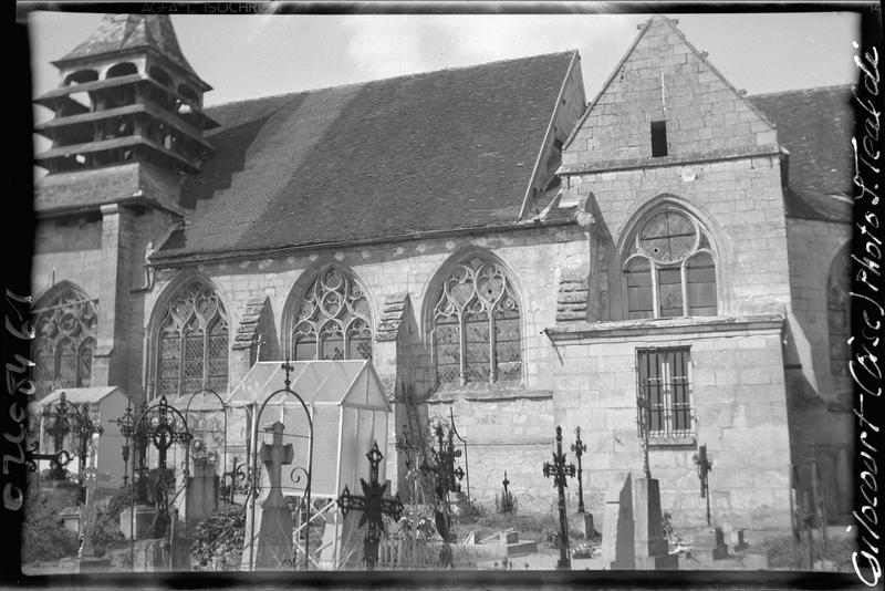 Façade sud, cimetière au premier plan