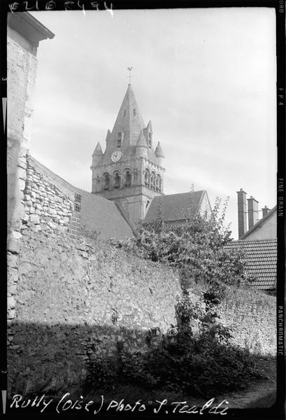 Clocher depuis un jardin