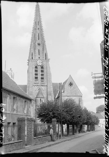 Clocher depuis une rue