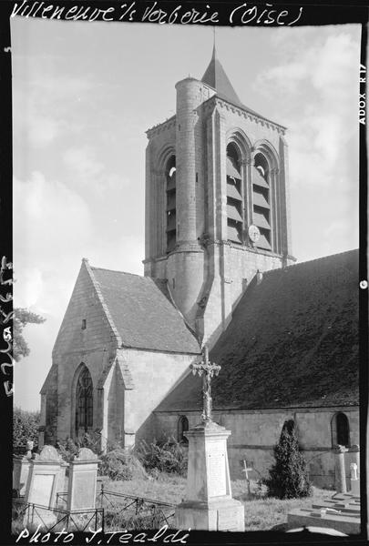 Transept nord et clocher, cimetière au premier plan