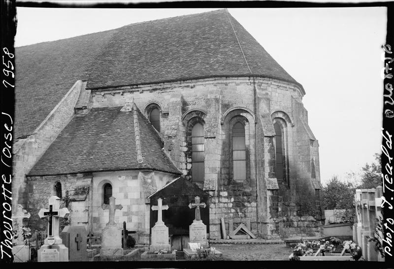 Abside, cimetière au premier plan