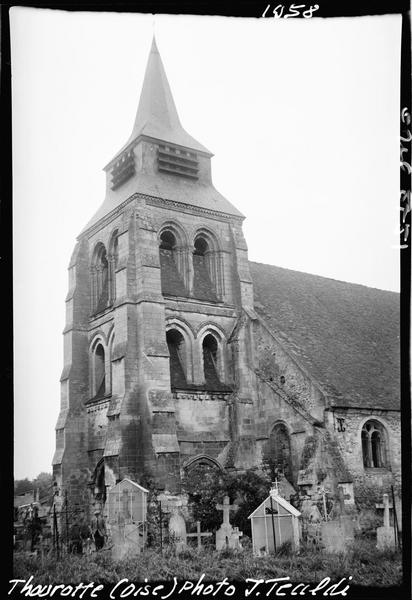 Clocher, cimetière au premier plan