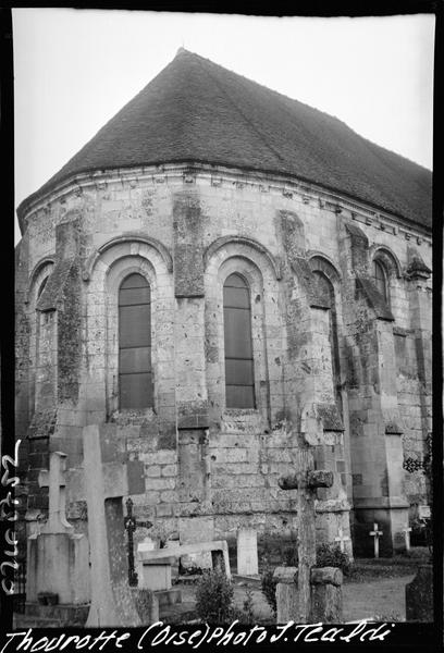 Abside, cimetière au premier plan