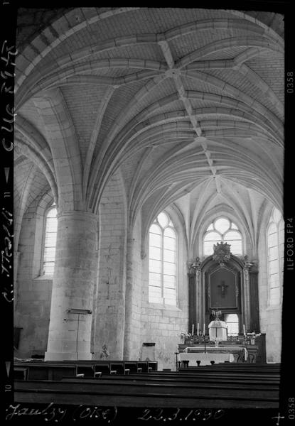 Intérieur : la nef vers le choeur