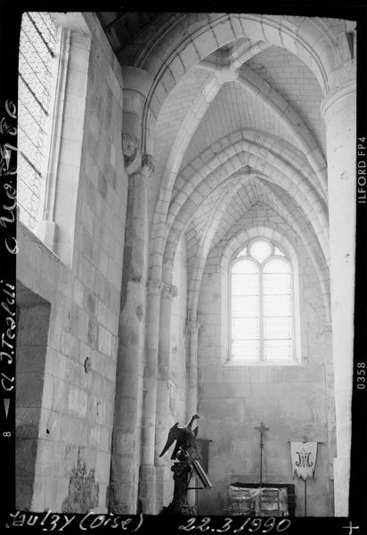 Intérieur : autel d'une chapelle