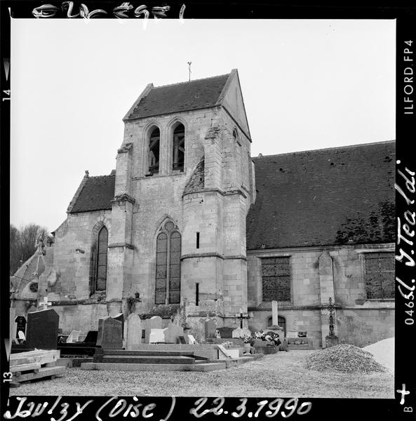 Façade nord, cimetière au premier plan