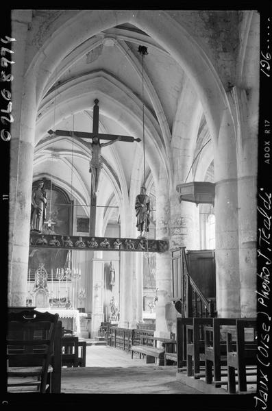 Intérieur : poutre de gloire et sa sculpture de Christ