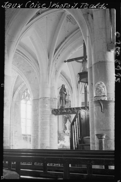 Intérieur : poutre de gloire et sa sculpture de Christ