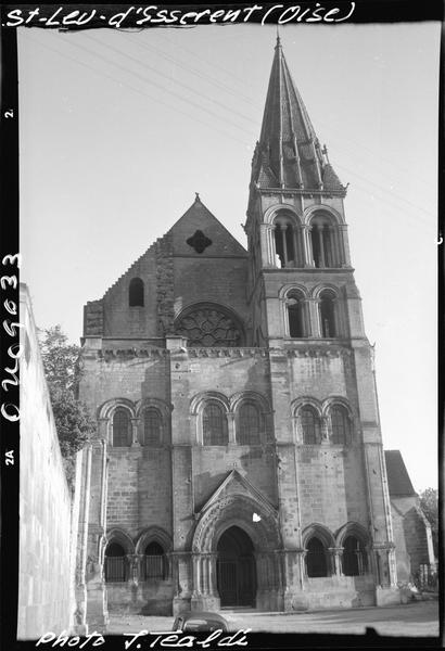 Façade ouest et clocher de l'église abbatiale