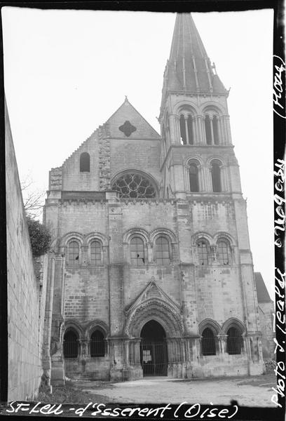 Façade ouest et clocher de l'église abbatiale