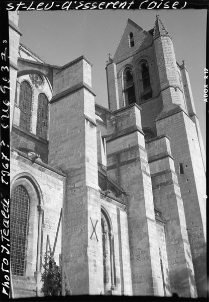 Clocher et façade sud de l'église abbatiale, partie supérieure