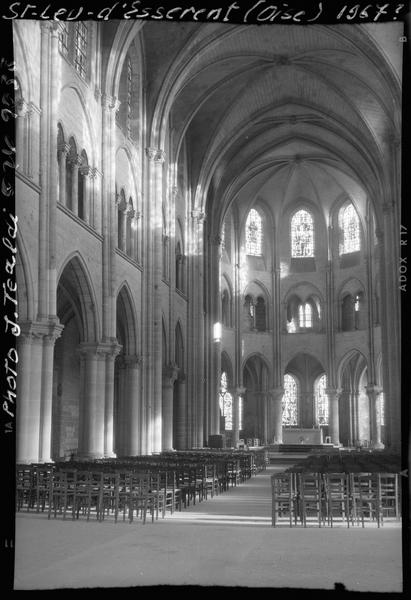 Intérieur de l'église abbatiale : la nef vers le choeur