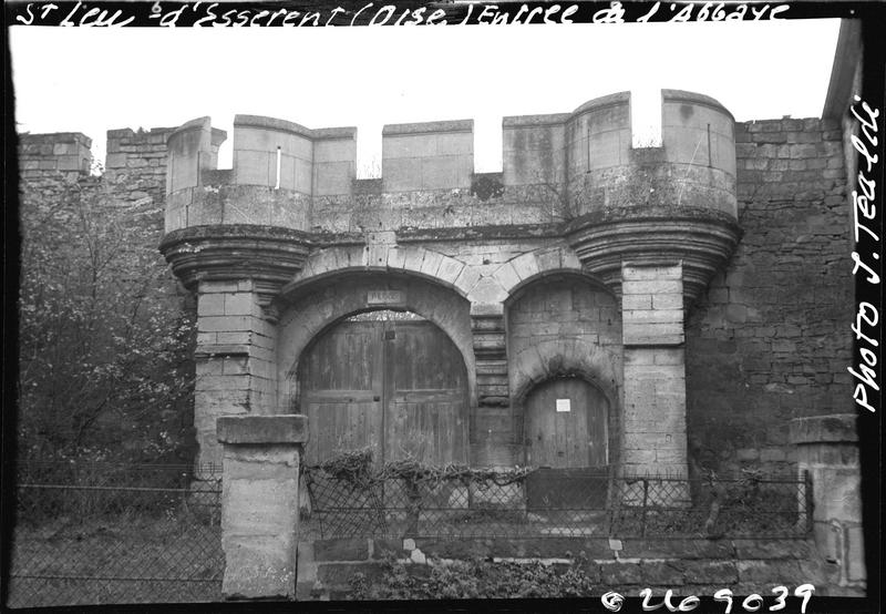 Porte fortifiée de l'ancien Prieuré