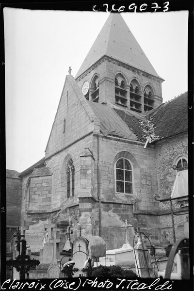 Angle sud-ouest, cimetière au premier plan