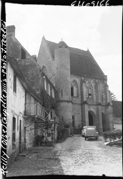 Façade avec tourelle sur rue