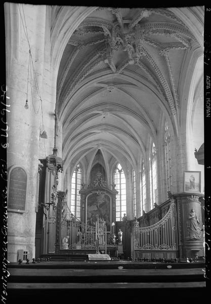 Intérieur : la nef vers le choeur