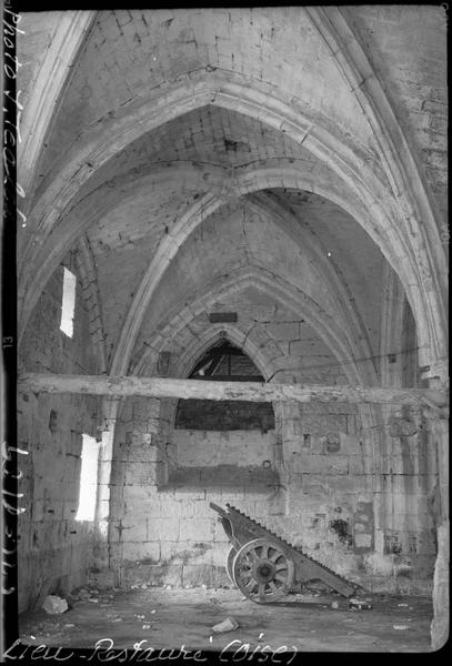 Chapelle, intérieur : la nef détériorée