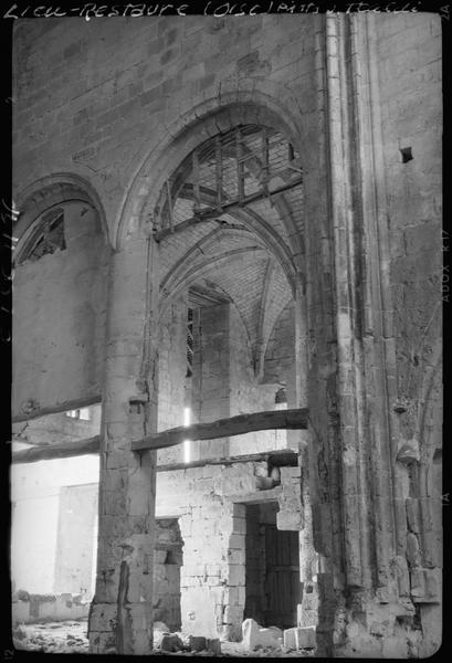 Chapelle, intérieur : la nef détériorée