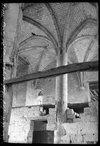 Chapelle, intérieur : la nef détériorée