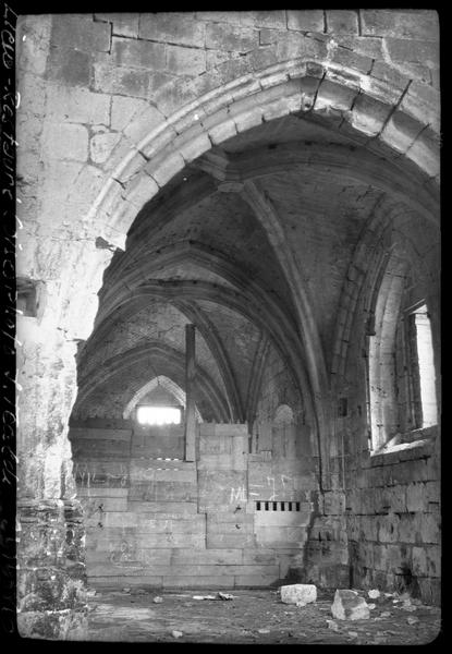 Chapelle, intérieur : la nef détériorée