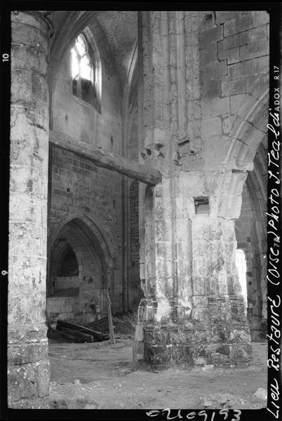 Chapelle, intérieur : la nef détériorée