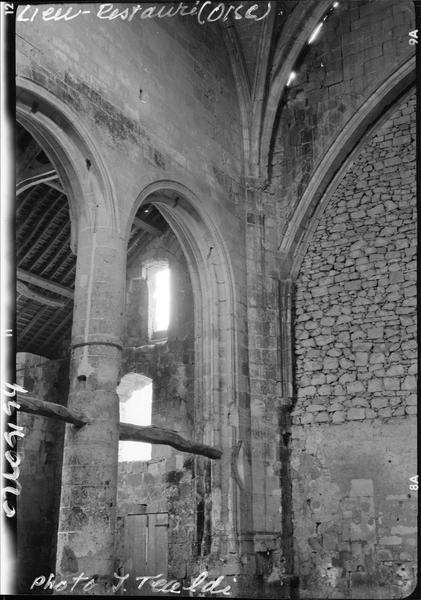 Chapelle, intérieur : la nef détériorée