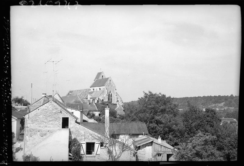 Vue éloignée sur l'église