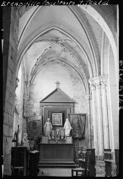 Intérieur : l'autel d'une chapelle