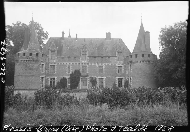 Façade avec tours sur jardin