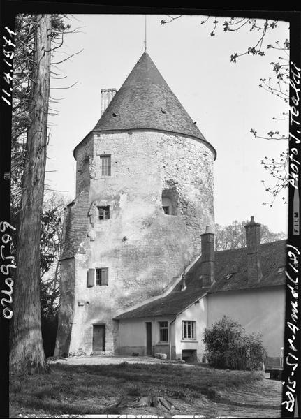 Tour accolée à une maison